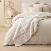 Munich Feather Yarn Winter White Throw