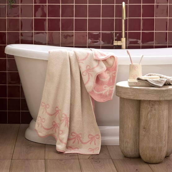 Bow Scallop Beach & Antique Pink Towel Range