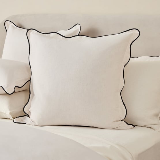 Hallie Scallop Coconut & Black Pillowcases