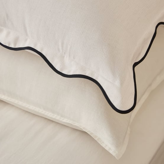 Hallie Scallop Coconut & Black Pillowcases