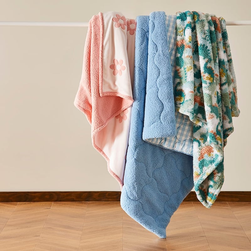 Fleecy Pink Daisy Blanket 