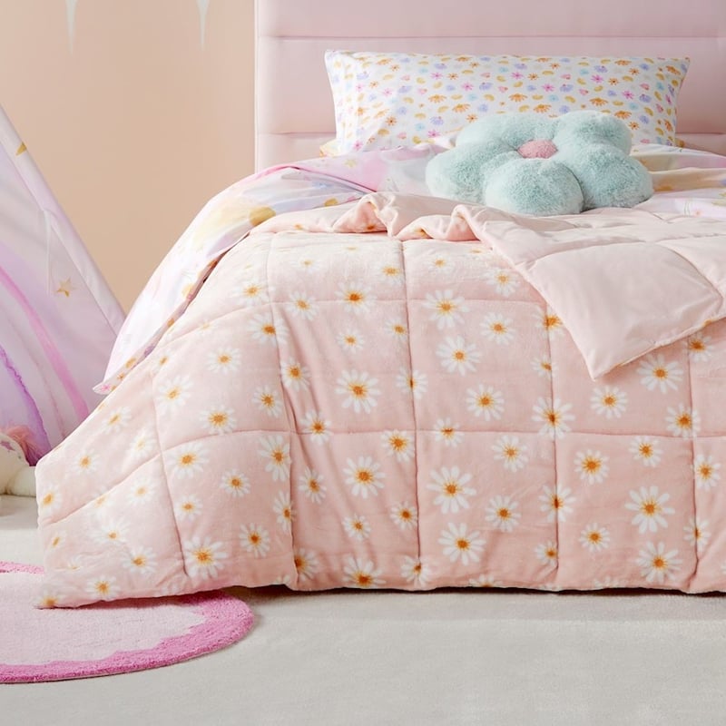 Super Cuddly Pink Daisy Chain Blanket