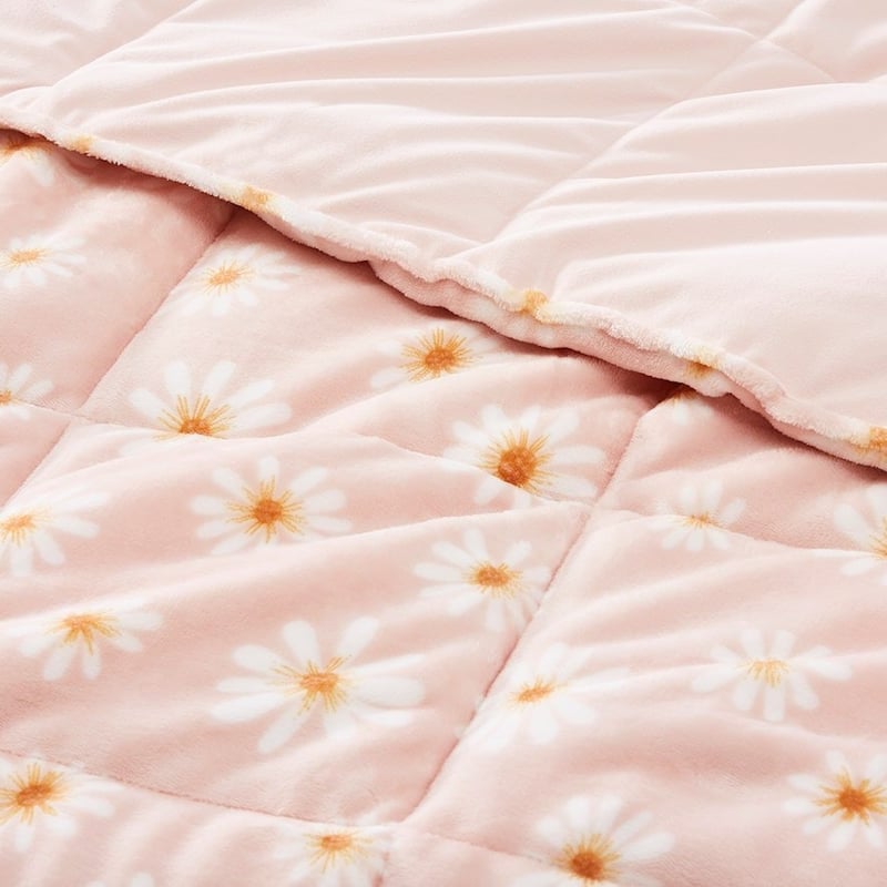 Super Cuddly Pink Daisy Chain Blanket