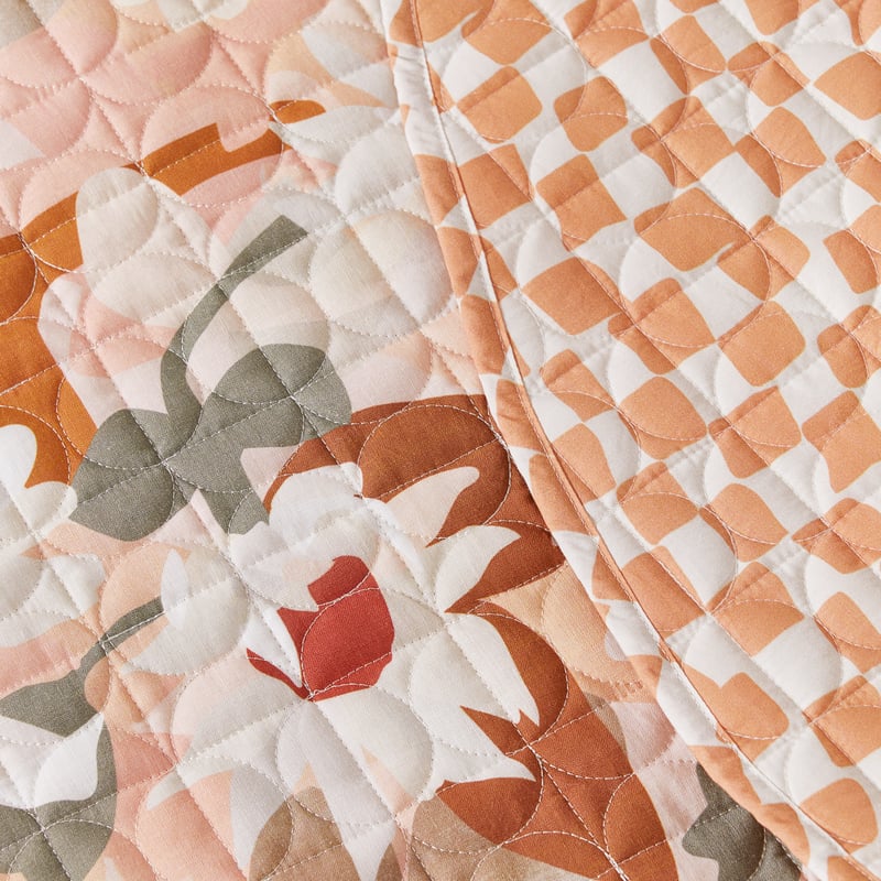 Kimmy Hogan Whisper Pink Paper Daisies Quilted Playmat