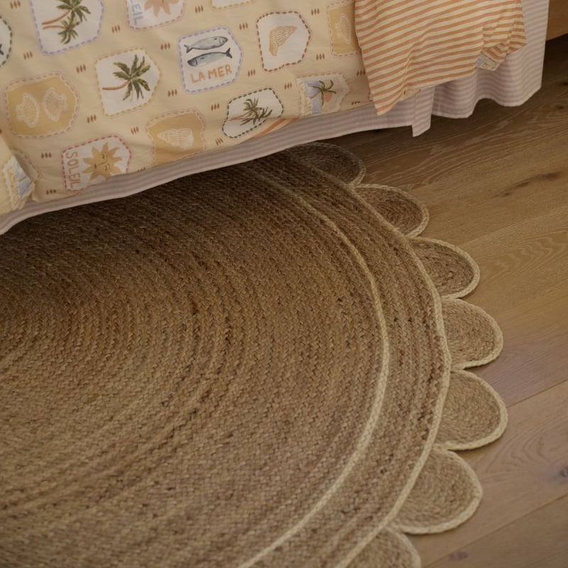 Jute & White Scalloped Round Rug
