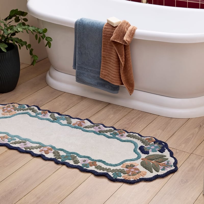 Camilla Scallop Floral Bath Runner