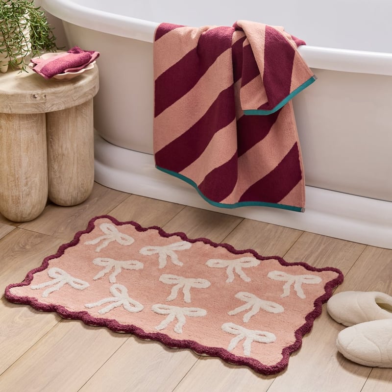 Bow Antique Pink & Natural Scallop Bath Mat