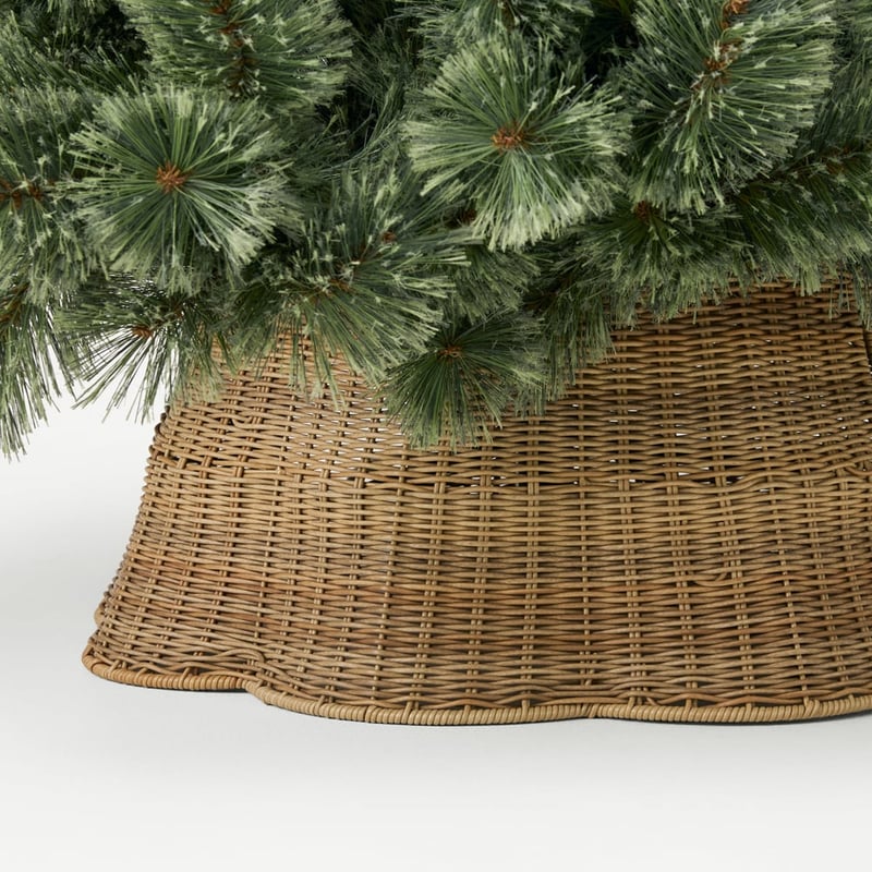 Natural Scallop Christmas Tree Skirt