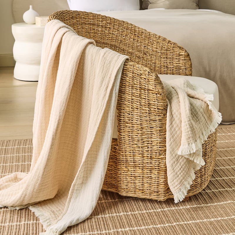 European Collection Cappuccino & White Elio Throw