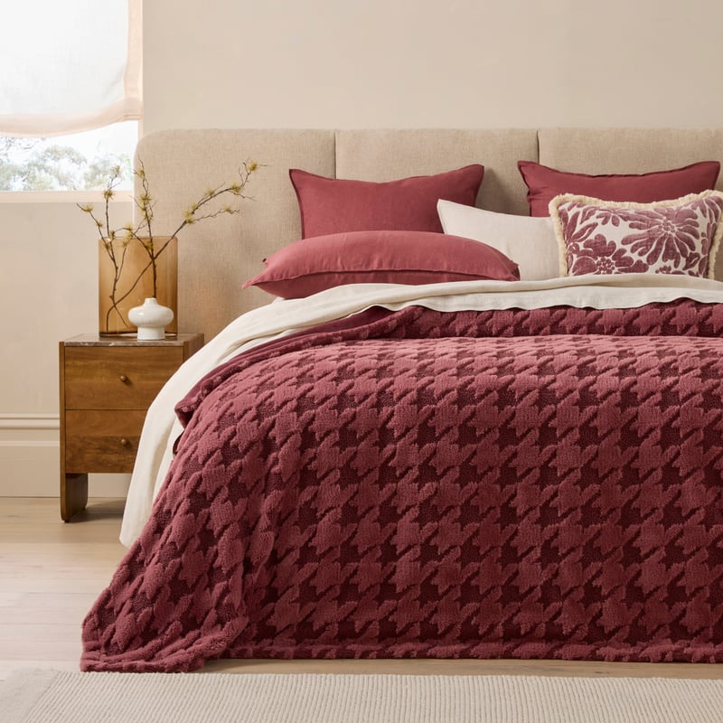 Latvia Mulberry Houndstooth Blanket
