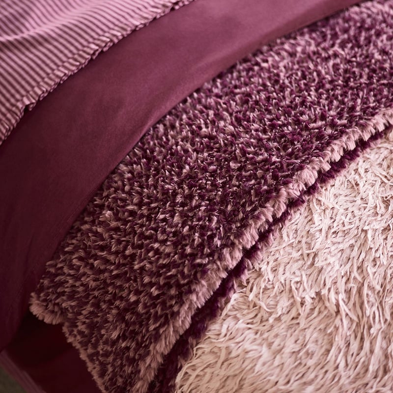 Munich Feather Yarn Berries Throw