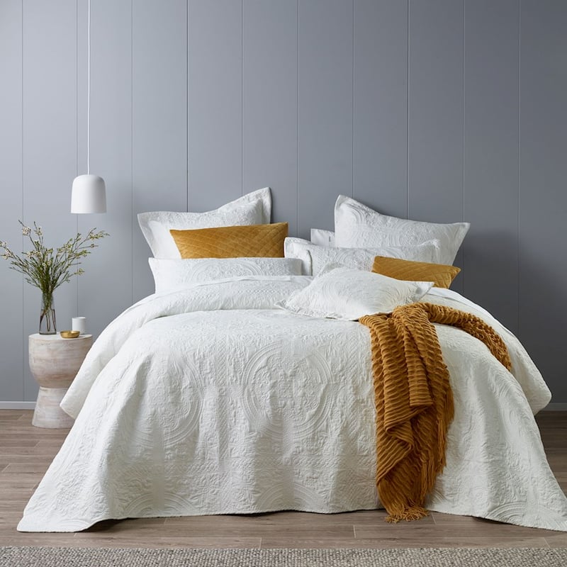 Annora White Bedspread Set + Accessories