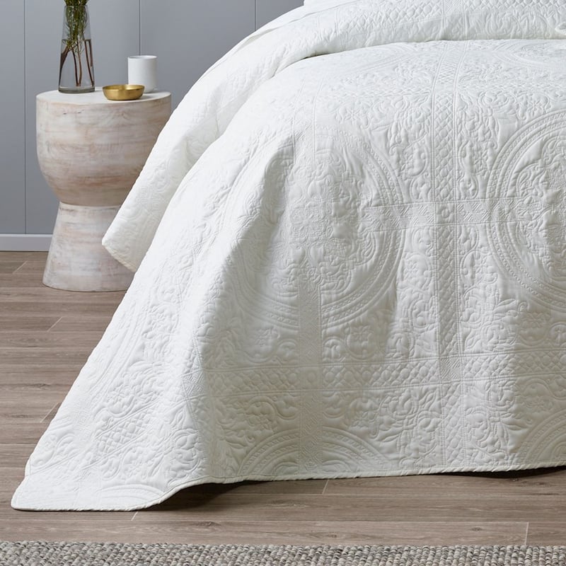 Annora White Bedspread Set + Accessories