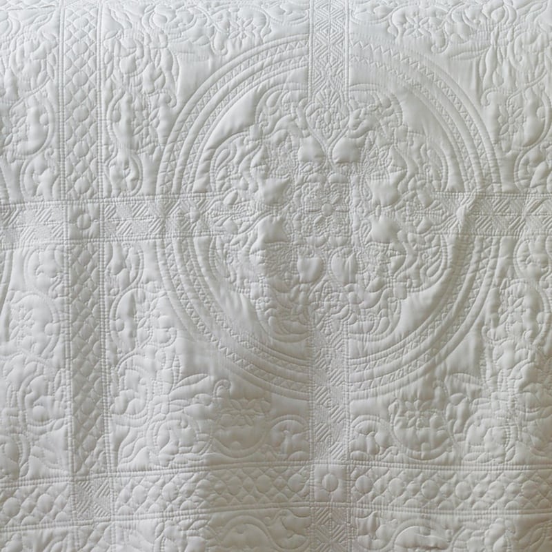 Annora White Bedspread Set + Accessories