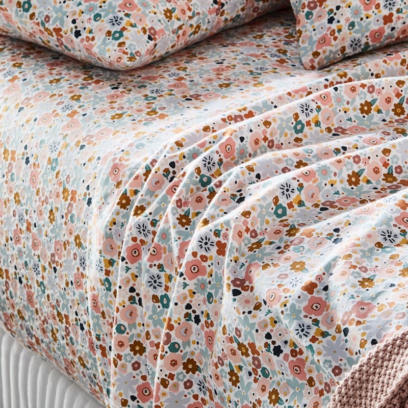 Printed White Flower Bomb Flannelette Sheet Set