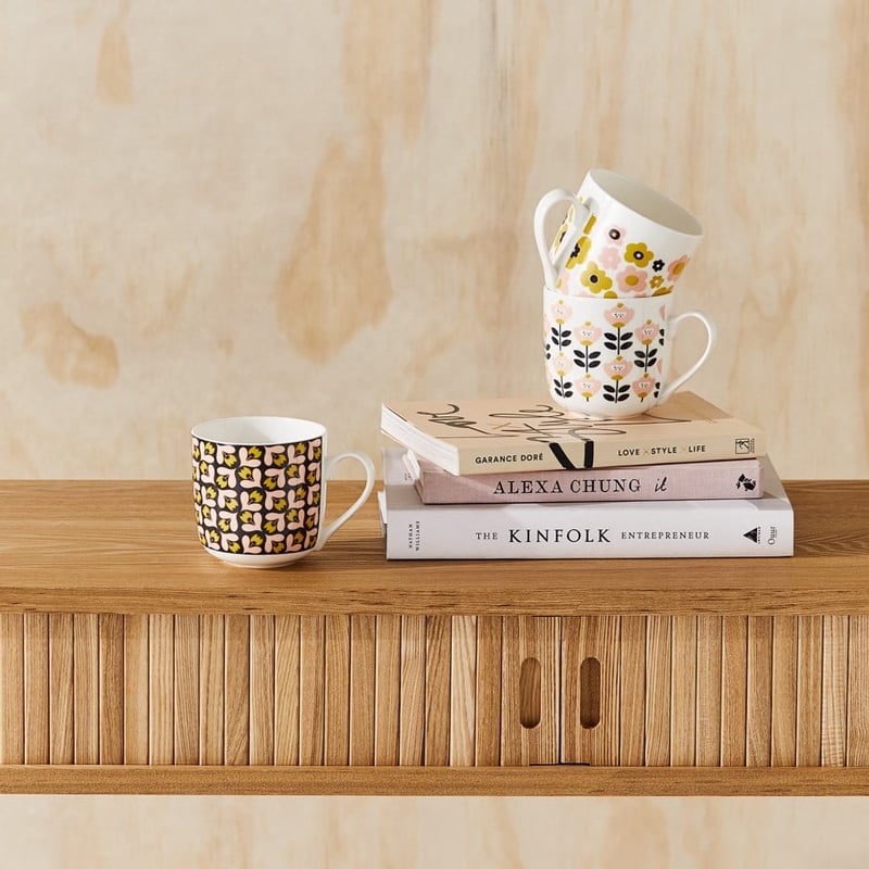 Standing Flowers Retro Mug