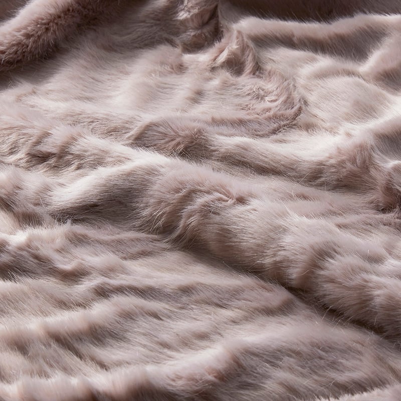 Himalayan Dusty Pink Luxury Fur Throw