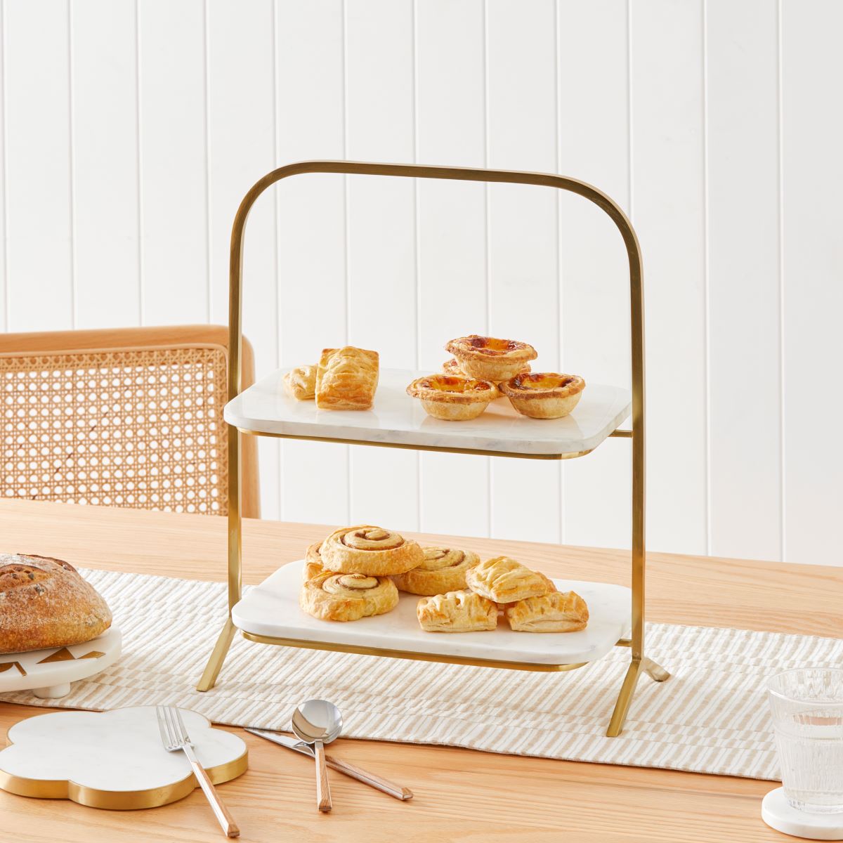 Tiered outlet serving stand