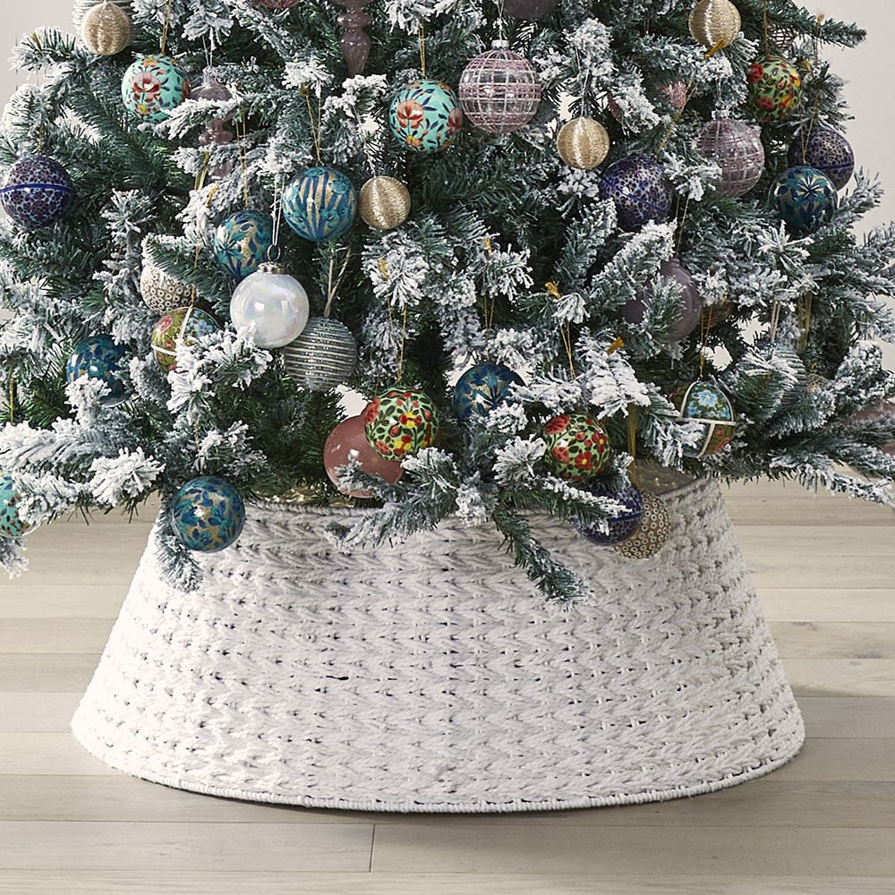 Light up outlet tree skirt