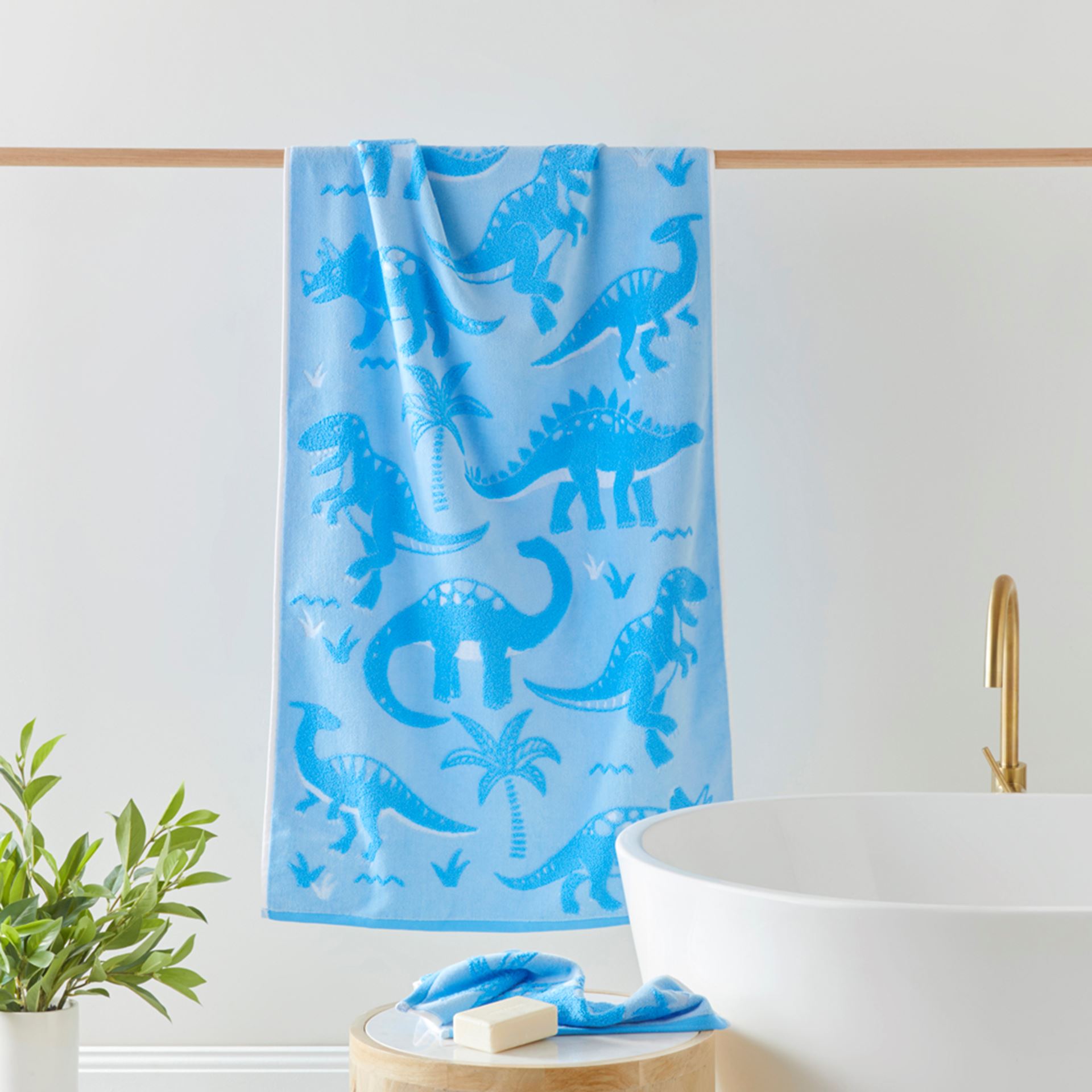 https://www.adairs.com.au/globalassets/13.-ecommerce/03.-product-images/2023_images/kids/kids-bathroom/56129_blue_01.jpg?width=1920&mode=crop&heightratio=1&quality=80