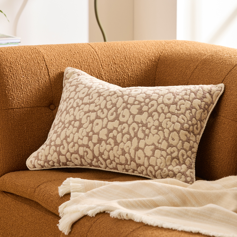 CUSHiON - GRAND - LEOPARDS iN MiLKY WHiTE (COVER ONLY)